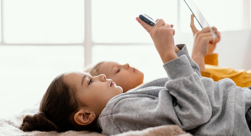 Jednym z poważnych zagrożeń dla psychiki dzieci jest uzależnienie od smartfonów i zaburzenie o nazwie FOMO (z ang. fear of missing out).