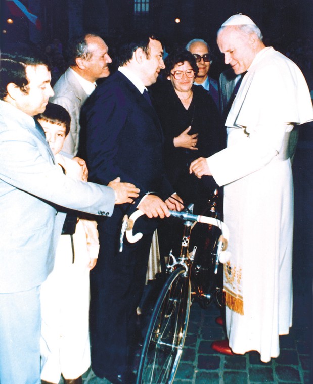 Enzo Ferrari, projektant rowerów Colnago, prezentuje Janowi Pawłowi II rower wyścigowy z włókna węglowego w Rzymie w 1979 r.