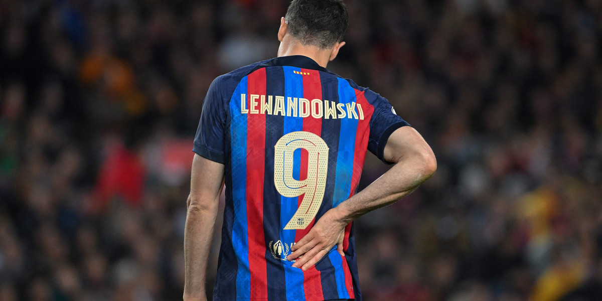 W meczu z Gironą Lewandowski kilka razy chwytał się za bolące plecy.