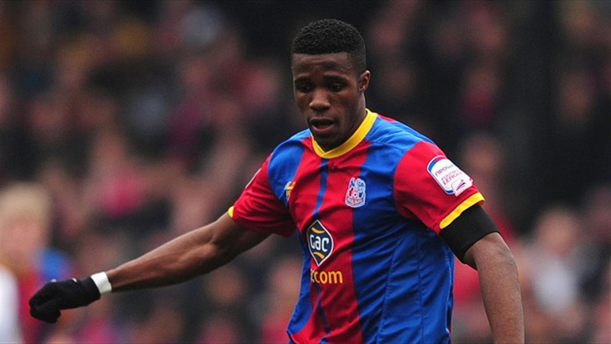 Skrzydłowy Crystal Palace Wilfried Zaha przyznał, że przeznacza na cele charytatywne 10 procent swojej pensji. Za czasów gry w Manchesterze United urodzony w Abidżanie piłkarz zarabiał 35 tys. dol. tygodniowo.