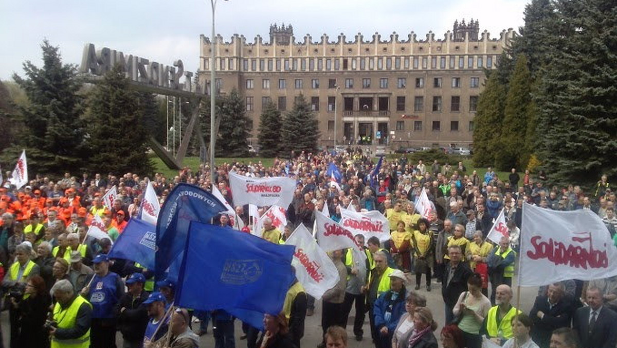 Pracownicy huty ArcelorMittalPoland w krakowskiej Nowej Hucie protestowali w czwartek przed bramą główną zakładu. Obawiają się oni zatrzymania jedynego wielkiego pieca, co będzie skutkowało dużymi zwolnieniami pracowników huty oraz firm z nią kooperujących.