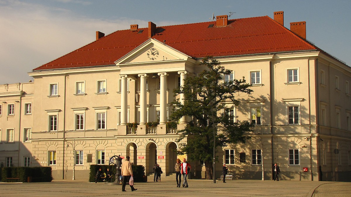 Niespełna 900 tysięcy złotych w ciągu dwóch lat wydał na nagrody Urząd Miasta Kielce. W sumie pieniądze trafiły do prawie 600 pracowników ratusza, którzy otrzymali od 300 do 4 000 złotych. Co ciekawe wśród nagrodzonych osób nie było prezydenta stolicy regionu świętokrzyskiego Wojciecha Lubawskiego.