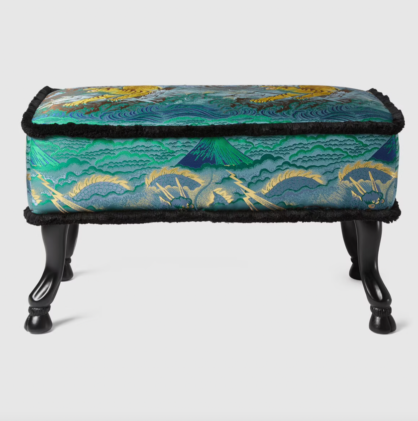 Türkiser Hocker aus Tiger-Jacquard von Gucci Décor für 3240 Franken.
