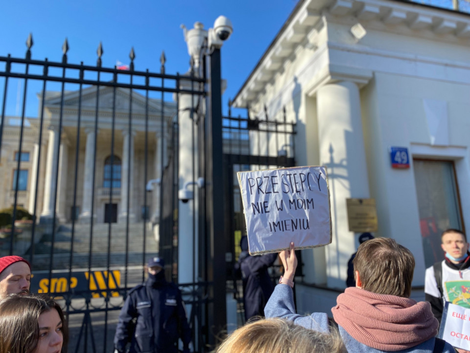 Manifestacja przed rosyjską ambasadą w Warszawie
