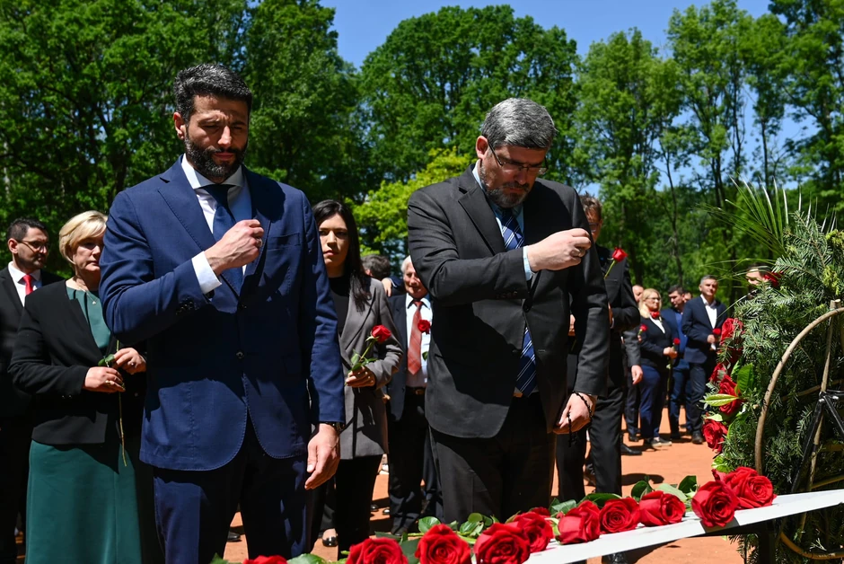 Aleksandar Šapić je položio cveće na Spomen područje na grobnom polju Topole