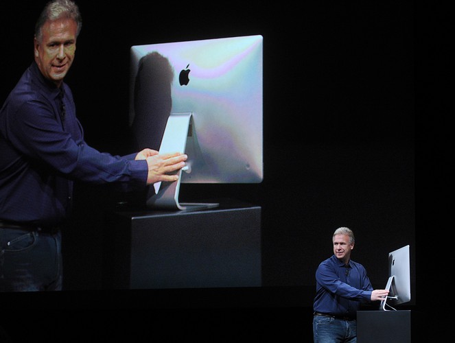 Philip 'Phil' Schiller prezentuje iMac podczas konferencji prasowej w San Jose w Kalifornii