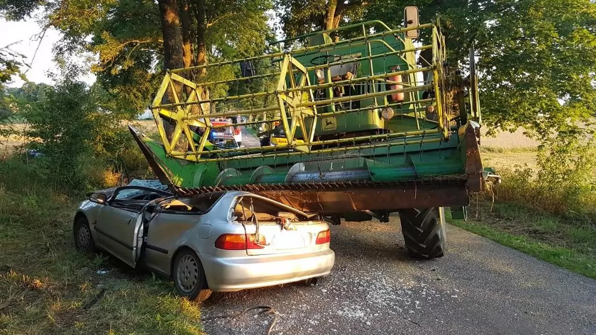 Wjechał autem pod kombajn