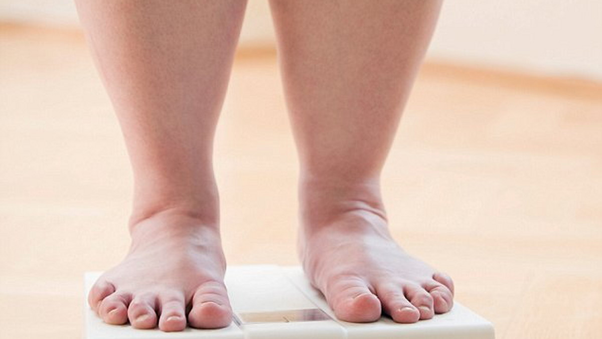 W obecnych czasach coraz częściej zmagamy się z problemem otyłości. Brytyjscy naukowcy odkryli, że kobiety z nadwagą mają o 40% większe szanse zachorowania na siedem rodzajów nowotworów.