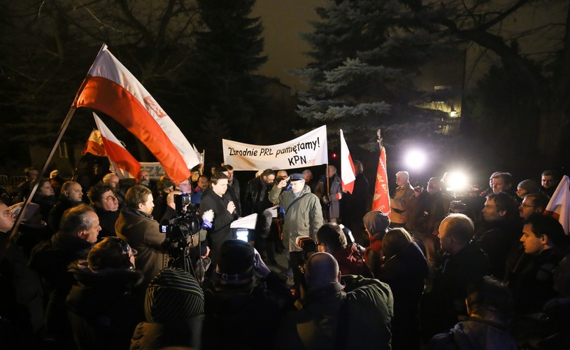 Demonstracja przed domem generała Czesława Kiszczaka na warszawskim Mokotowie