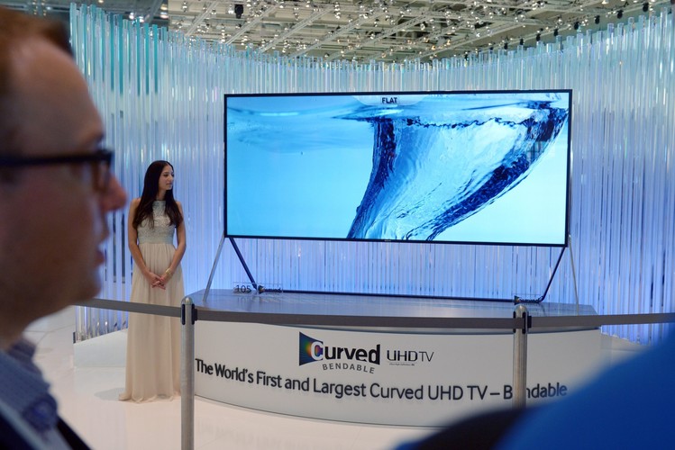 Na targach w Berlinie producenci zaprezentowali także szeroką ofertę telewizorów. W tym segmencie postęp techniki jest naprawdę imponujący. Między innymi prezentowane były telewizory w najdoskonalszej technologii wytwarzania obrazu - OLED z technologią 4K. <br>Na zdjęciu widać największy telewizor Curved UHD TV koreańskiej firmy Samsung.<br><br> fot. EPA/RAINER JENSEN