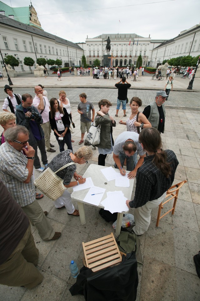 WARSZAWA KRZYŻ PRZED PAŁACEM PREZYDENCKIM USUNIĘCIE PODPISY