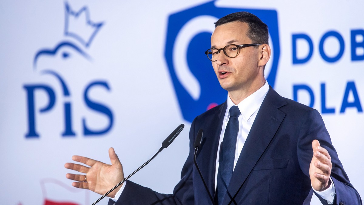 Zdecydowaliśmy o 1000 zł dopłaty do hektara w związku z suszą, jeśli straty są wyższe od 70 proc. - poinformował premier Mateusz Morawiecki podczas II święta "Wdzięczni Polskiej Wsi" w Kolnie (Podlaskie). - Polska musi być jak tarcza i w biedzie pomagać polskiemu rolnikowi — deklarował.