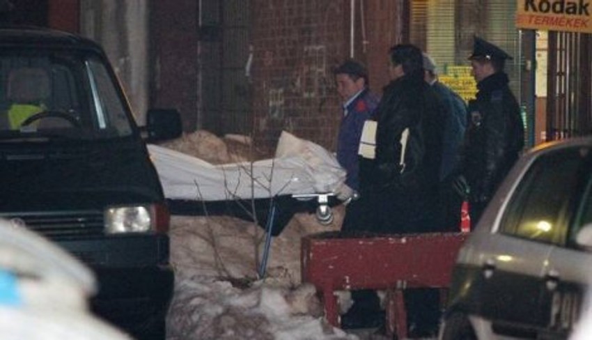 Policija odvozi telo unakaženog fotografa