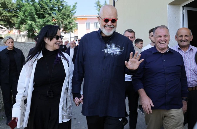 Edi Rama sa suprugom Lindom