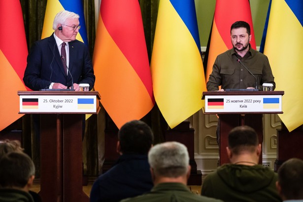 Prezydenci Niemiec Frank-Walter Steinmeier (L) i Ukrainy Wołodymyr Zełenski (P)