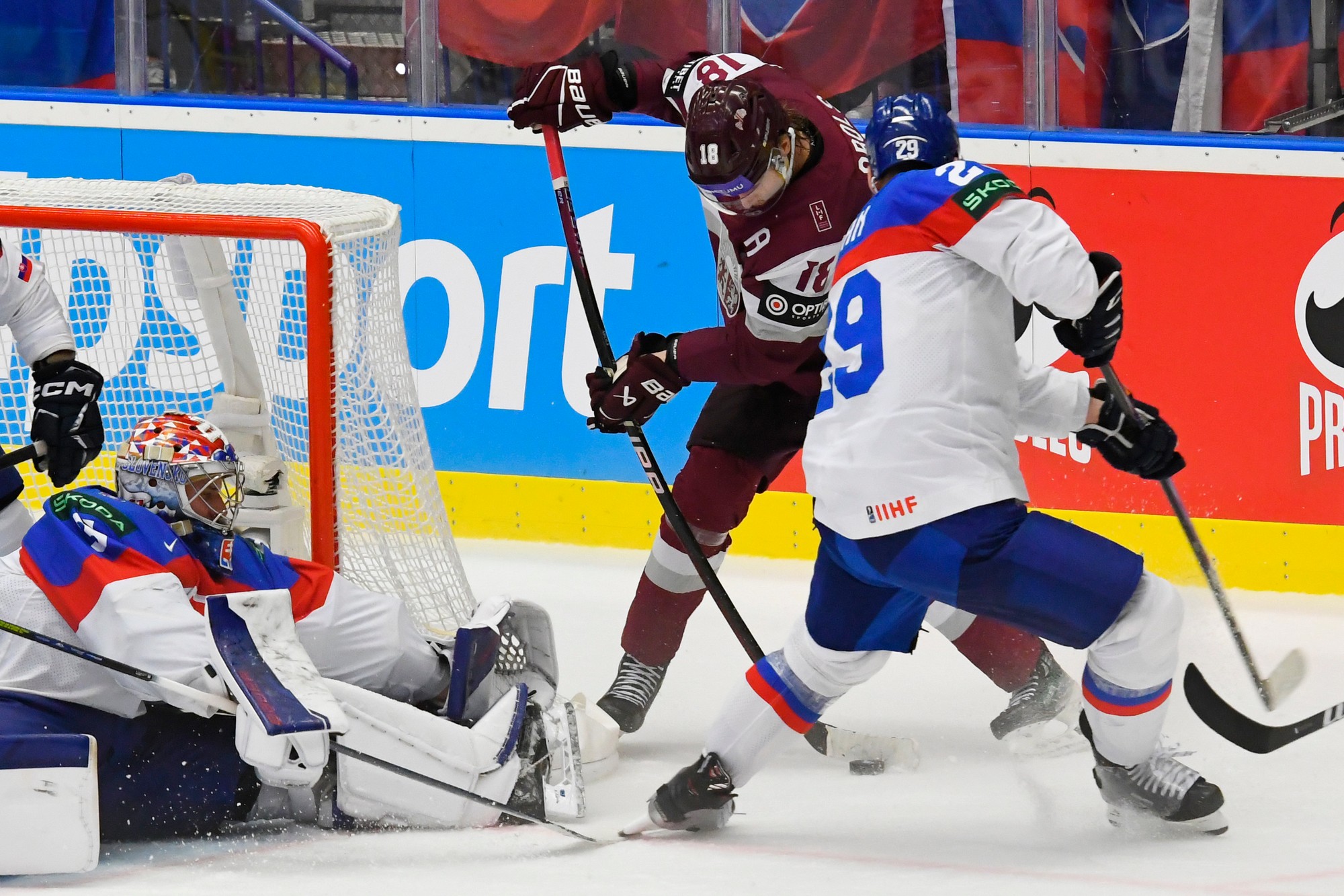 Zľava brankár Samuel Hlavaj (Slovensko) a Rodrigo Abols (Lotyšsko) a Michal Ivan (Slovensko).