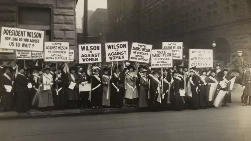 Amerykańskie sufrażystki protestują przeciwko prezydentowi Wilsonowi Fot. Everett Collection/ Canva