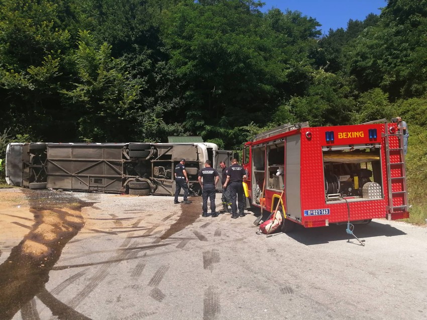 Prevrnuo se autobus pun vojnika kod Vranja