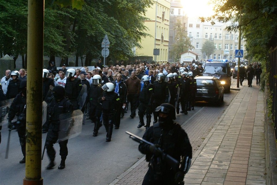 Policja, pseudokibice, fot. Onet