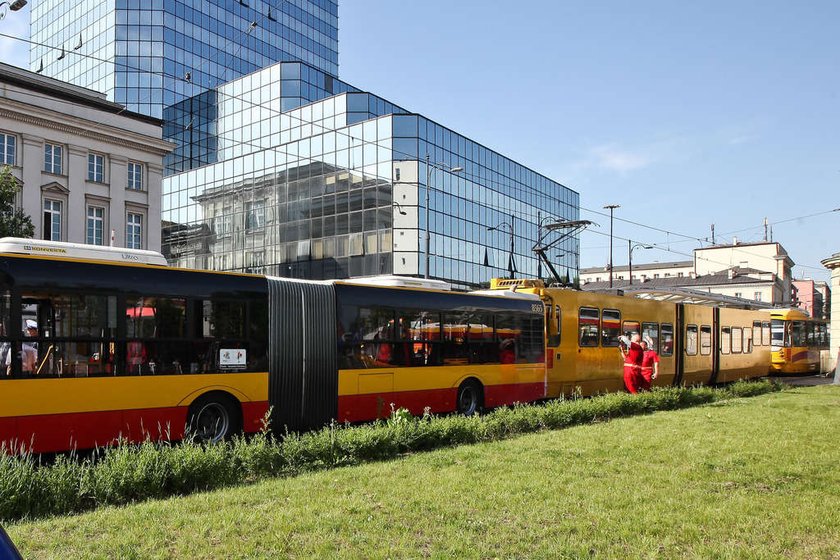 Autobus zderzył się z tramwajem. Wypadek w Warszawie