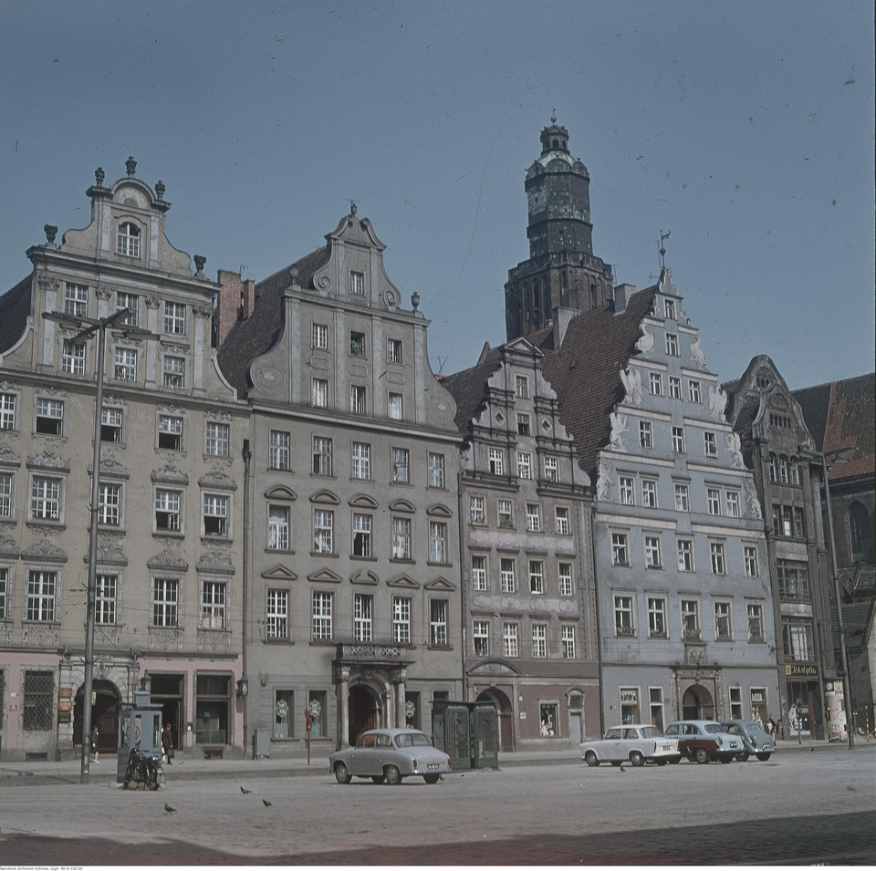Wrocław, widok na zachodnią stronę Rynku - 2.z prawej kamienica Pod Gryfami. Widoczne budki telefoniczne, motocykle i samochody - 1. z lewej Syrena 103, 2. z lewej Trabant 601. W tle wieża kościoła św. Elżbiety Węgierskiej, 1968 r.