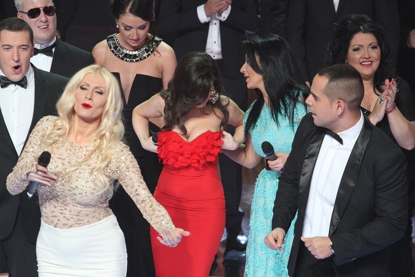 Ana Sević je celo veče pokušavala da obuzda bujno poprsje. dok je igrala na bini, sve vreme je rukama pridržavala grudi. Ana je nedavno na svet donela ćerku lorenu