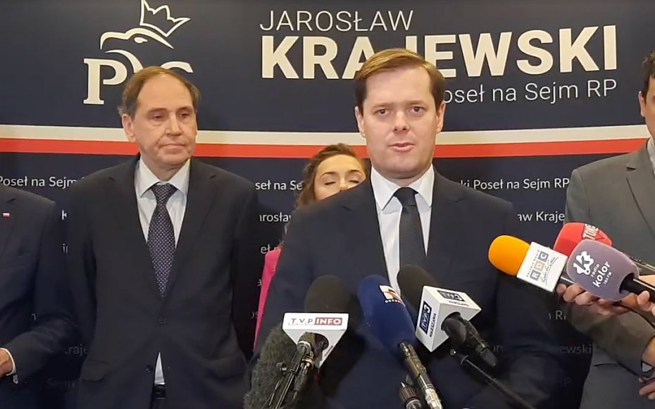 Od lewej: radny Warszawy Dariusz Figura, poseł Jarosław Krajewski, prawdopodobnie kandydat PiS na prezydenta miasta; źródło: PiS