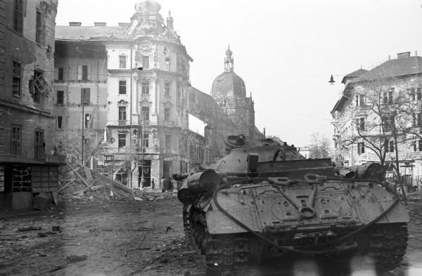 Widok z okolic budapesztańskiego Muzeum Sztuki Stosowanej (FOTO:FORTEPAN / Nagy Gyula)