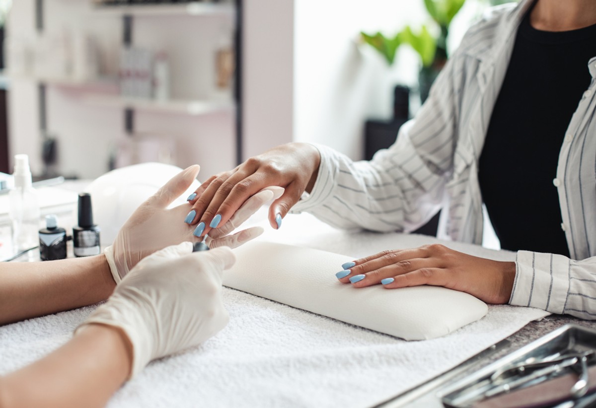 Jakie paznokcie będą modne w 2024 roku? Poznaj najważniejsze trendy w manicure. Manicure wykonywany w salonie