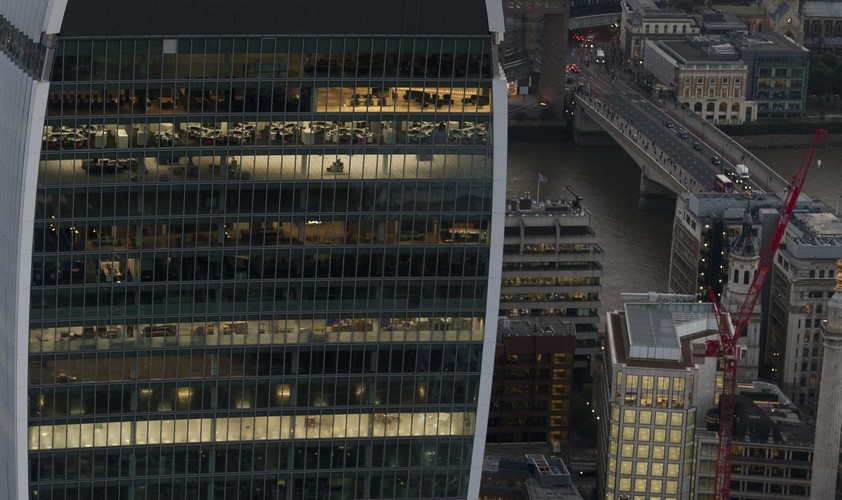 Widok na wieżowiec 20 Fenchurch Street znany także, z powodu charakterystycznego kształtu, pod nazwą Walkie Talkie. Drapacz chmur 20 Fenchurch Street ma 37 pięter i 160 m wysokości. Nieopodal widoczny jest most na Tamizie London Bridge, który łączny londyńskie City z dzielnicą Southwark.
<br><br> EPA / WILL OLIVER <br>Dostawca: PAP / EPA.