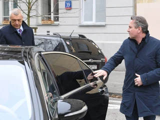 Biznesmen Gerald Birgfellner i jego pełnomocnik mecenas Roman Giertych w drodze do warszawskiej Prokuratury Okręgowej. 13 marca 2019 r.