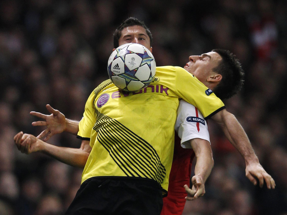 Robert Lewandowski (L) podczas meczu LM w 2011 r.