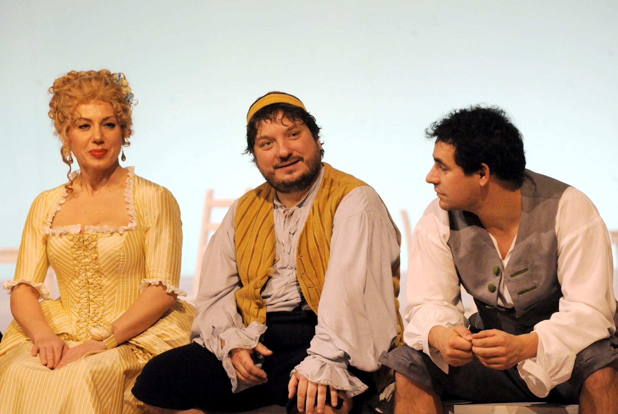 Slovenskí herci Gabriela Dzuríková, Branislav Bystriansky a Filip Tůma počas divadelného predstavenia Vejár od Carla Goldoniho v roku 2010.