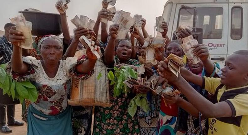 Commuters stranded in Ibadan as drivers, okada riders reject old naira notes.