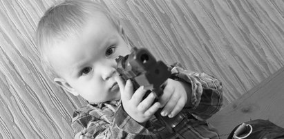 Tragedia w Teksasie. 2-latek zastrzelił się pistoletem, który wyciągnął z plecaka swojego wujka