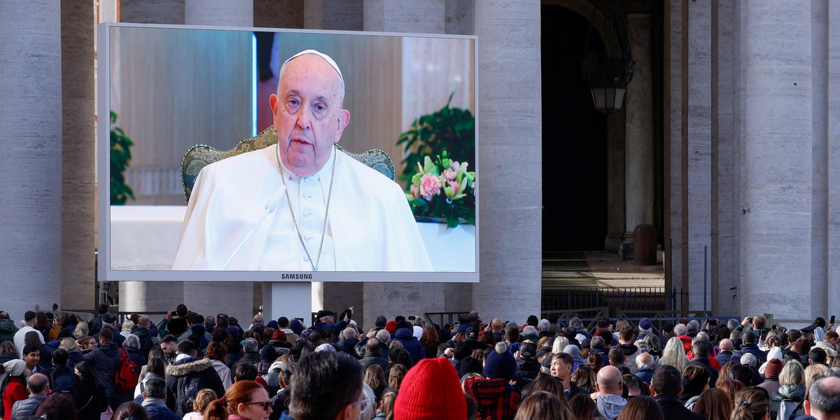 Papież Franciszek nie wyszedł do tłumu, by odmówić "Anioł Pański". Co się stało?