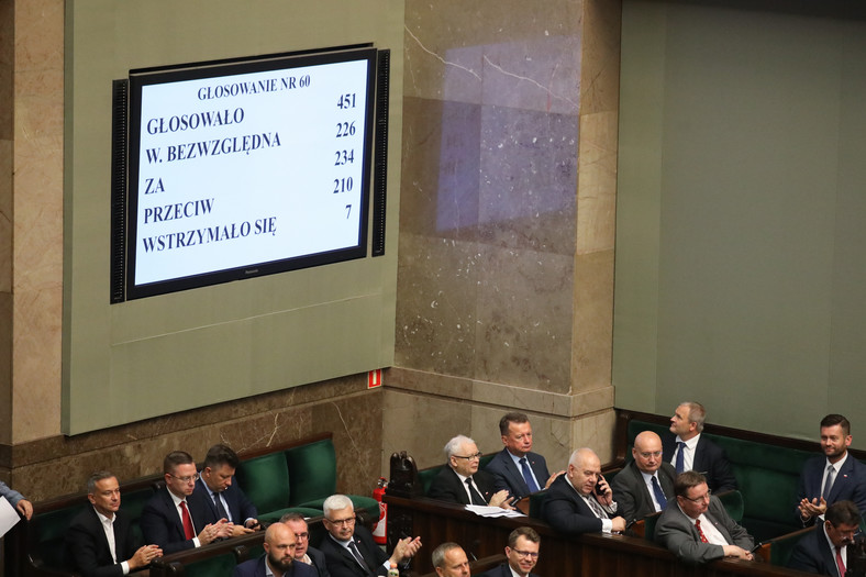 Posłowie na sali obrad Sejmu w Warszawie, 17 bm. Sejm przyjął uchwałę o zarządzeniu referendum na 15 październ