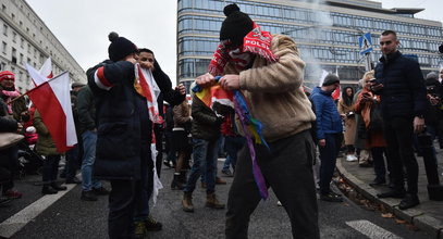 Marsz Niepodległości w Warszawie. Uczestnicy manifestacji deptali i palili flagi [RELACJA NA ŻYWO]