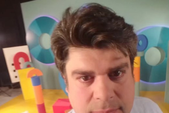 GLUMIO JE RADAŠINOVOG ZETA, PA NESTAO IZ JAVNOSTI Ovako danas izgleda čuveni glumac iz serije "Selo gori, a baba se češlja": Da li bi ga prepoznali?