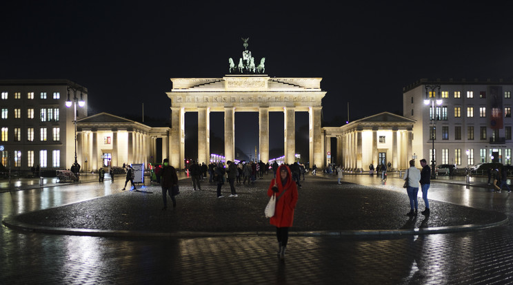 Emberek a berlini Brandeburgi kapu előtt 2021. november 18-án / Fotó: MTI/AP/Markus Schreiber