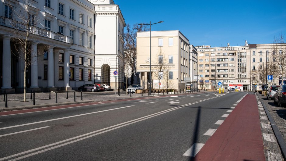 Puste ulice w Warszawie, z powodu małego ruchu spadł poziom zanieczyszczeń