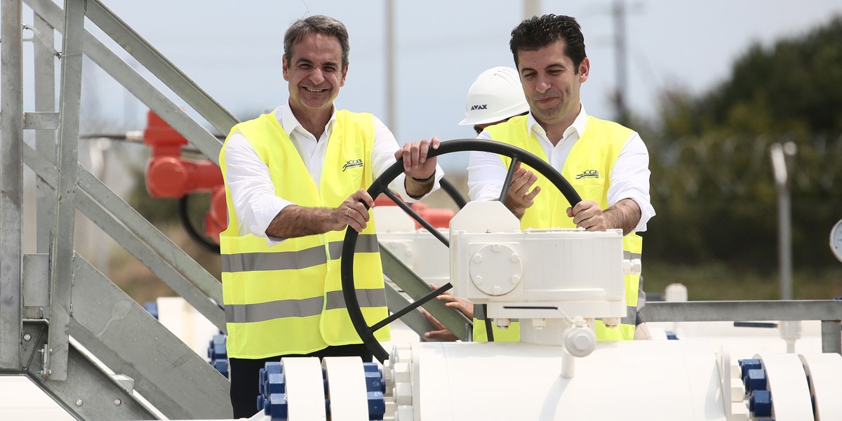 Premier Grecji Kyriakos Mitsotakis (L) i premier Bułgarii Kiril Petkov (R) otwierają nowy gazociąg. Komotini w Grecji, 8 lipca 2022 r.