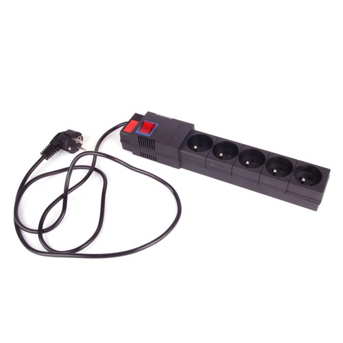 <b>Podsłuch w listwie zasilającej</b>
<br><br>
Umieszczona pod biurkiem listwa antyprzepięciowa z szeregiem poplątanych kabli to bodaj ostatnie miejsce, w którym szukalibyśmy podsłuchu. A jednak. Listwa RFBug-03 posiada wbudowany czuły mikrofon, który pozwala na rejestrację dźwięków otoczenia na odległość ok. 10 metrów. Listwa posiada antenę emitującą sygnał, który możemy odbierać za pomocą specjalnego odbiornika. Urządzenie jest również wyposażone w stałe źródło prądu, co umożliwia prowadzenie ustawicznego podsłuchu.