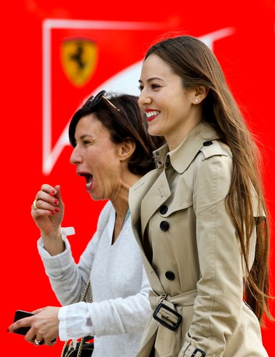 Jenson Button ściga się pod czujnym okiem pięknej partnerki