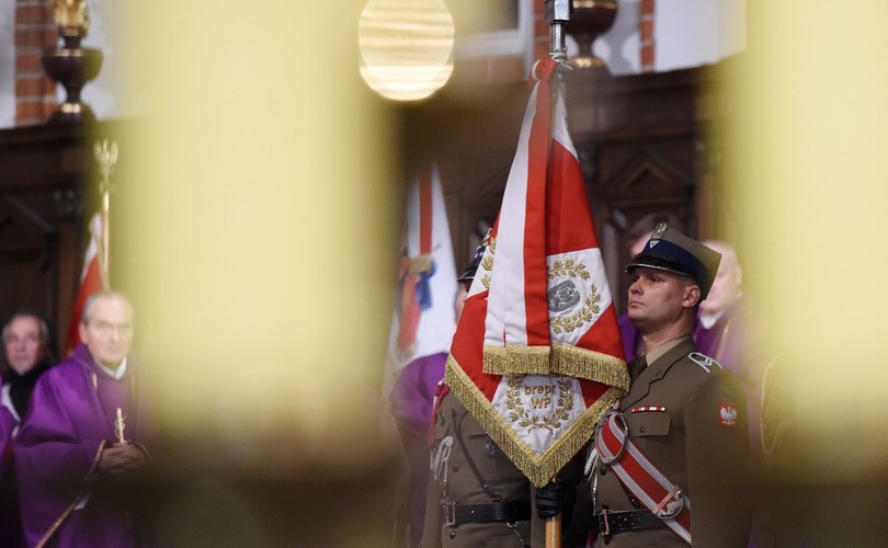 Obchody miesięcznicy katastrofy smoleńskiej z asystą honorową Wojska Polskiego