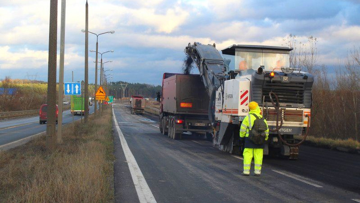 Kierowcy planujący przejazd drogą wojewódzką nr 244 na północ od Bydgoszczy powinni brać pod uwagę kolejne utrudnienia, które musieli wprowadzić tam drogowcy w związku z budową ekspresówki S5. Miejscami trzeba tamtędy jeździć tzw. by-passami.