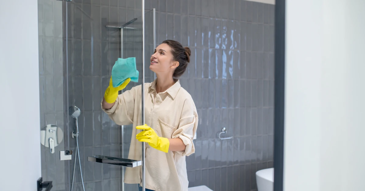 To sposób na uporczywy kamień, o którym mało kto słyszał. Genialny trik na odkamienianie słuchawki prysznicowej bez szorowania!