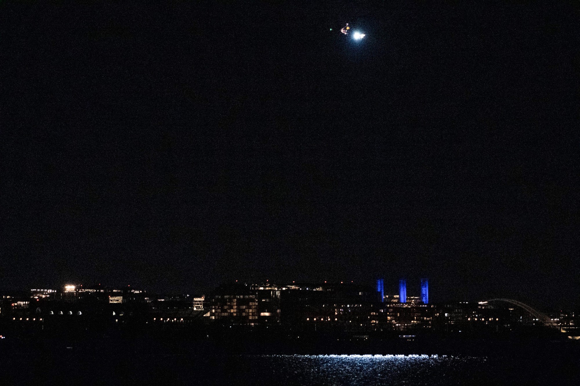 Nad Washingtonom sa zrazilo lietadlo s vrtuľníkom, spadlo do rieky Potomac.