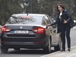 Lepiej, gdyby cały czas miała na sobie kurtkę. Średnio udana stylizacja minister Streżyńskiej. FOTO