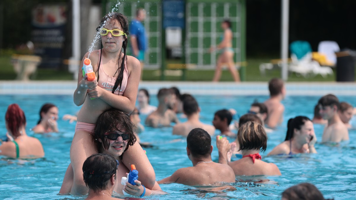 Izzasztó lesz idén a strandbelépők ára: 30 ezret is ott hagyhat egy család a pénztárban - Mutatjuk, mi mennyibe kerül